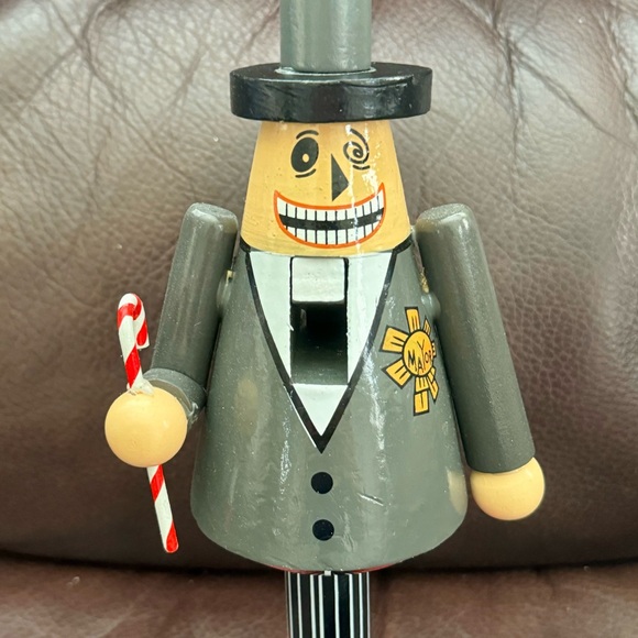 The Mayor with Candy Cane Wooden Nutcracker Disney A Nightmare Before Christmas - Picture 4 of 15